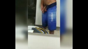 Filme porno gay sendo comeudo dentro do banheiro com safada