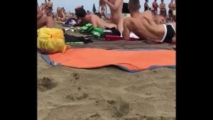 Flagra de sexo gay romântico em praia deserta