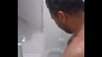 Foda gay papai tomando banho
