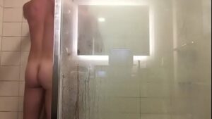 Fudendo gay no banho