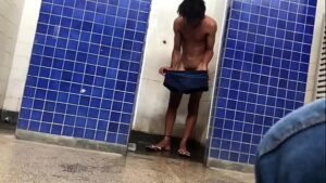 Gay amador flagra tomando banho