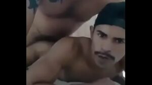 Gay ativo comendo dois passivos brasileiro