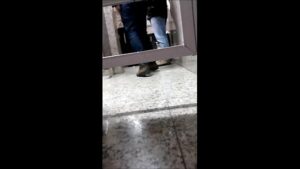 Gay dando o cúzinho na banheiro