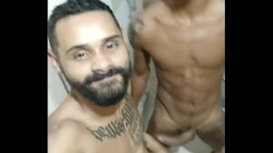 Gay dando pro bonde favela