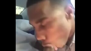 Gay enchendo boca de porra do negao no carro