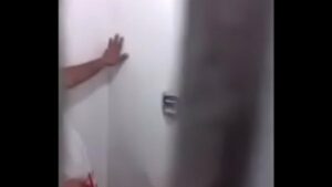 Gay filmou desconhecidos banheiro