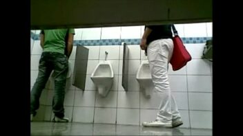 Gay novinhasndo o leite do negaono banheiro publico