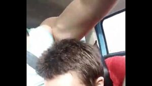 Gay sentando no colo carro
