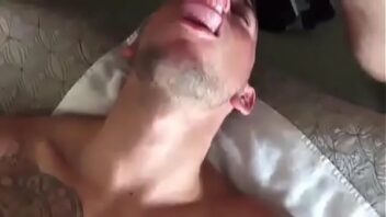 Gay tomando leite quentinho na cara