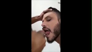 Homem acorda com pau na cara video gay