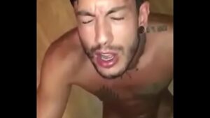 Homem senta na cara gay porn
