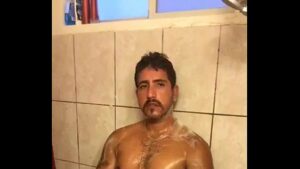 Homen ao banho filme gay