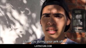 Joven aficionado latino necesita dinero pov gay