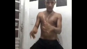 Kevinho dançando bra funk