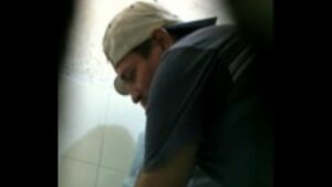Maduros gay se pegando no banheiro