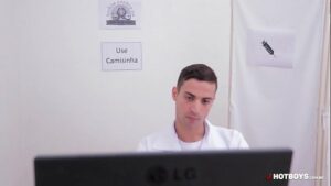 Medico brasileiro comendo o paciente gay
