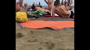 Muito sexo gay na praia de nudismo