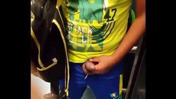 Musculoso gay fudendo no metro
