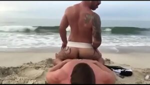 Na praia fudendo gay search