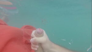 Obeso gay trepando piscina