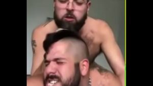 Parrudos na sauna gay