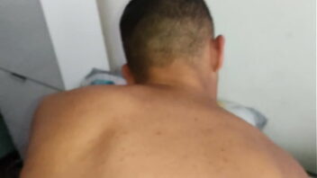 Porno gay dando pro parrudo peludo