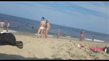 Praia de nudismo gay solteiro