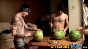 Punehtando com fruta melancia gay