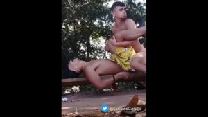 Sexo gay a tres na piscina br