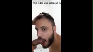 Sexo oral gay com leite na boca