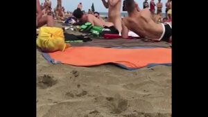 Suruba de gay na praia de nudismo