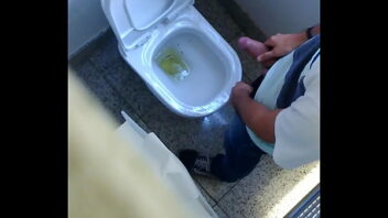 Trepada gay em banheiro da escola