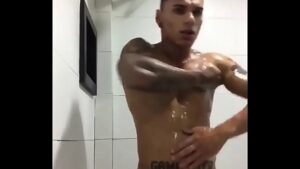 Trio de sarados gays fazendo sexo fora do banho