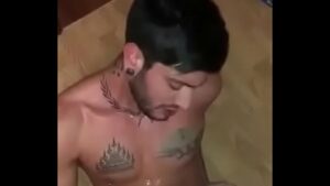 Video gay fode com cavalo e leva gozada na cara