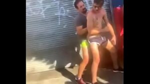 Video gay fudendo em publico