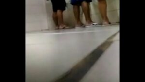 Video gay maduro transando no banheiro