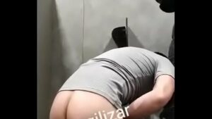 Video porno gay brasileiro gravado no banheiro publico com estudante