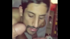 Vídeo porno gay levando várias gozadas na buceta