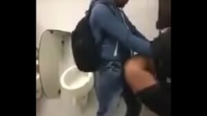 Video sedo gay banheiro publico