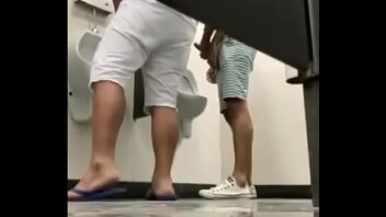 Xvideo gay flagra no banheiro