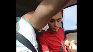 Xvideo gay transando com o amigo hetero no carro flagra