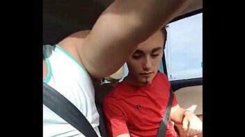 Xvideo gay transando com o amigo hetero no carro flagra
