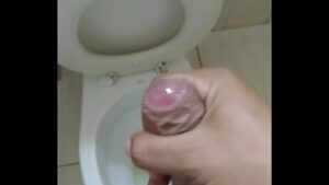 Flagra punheta no banheiro