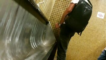 Sexo em banheiro de acadenia