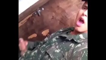 Soldado se masturbando