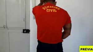 Homem bombeiro fazendo sexo gay