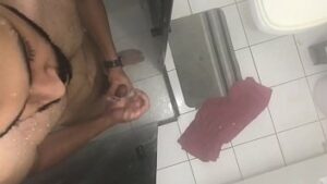 Homem masturbando no banho
