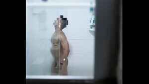 Homens pelados tomando banho