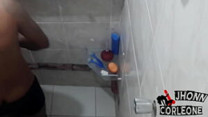 Foto de homem batendo punheta no banho