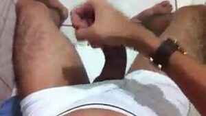 Homen batendo punheta flagante pornbuh gay